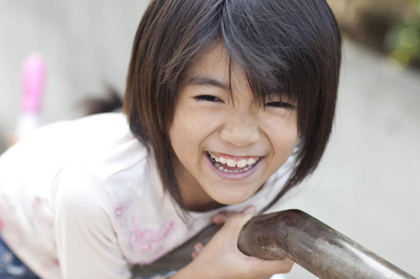 东方人,儿童,脸,头,脸颊,一个人,栏杆,站,笑,微笑,露齿笑,横图,俯视,室外,特写,白天,纯洁,植物,亚洲,仅一个女性,仅一个人,握,朦胧,模糊,围栏,注视,黄种人,护栏,树,树木,小孩,绿色,黑色,自然,观察,看,站着,仅一个小孩,可爱,童年,童趣,握着,生长,成长,观看,察看,关注,童真,烂漫,无邪,天真,女孩,女人,女性,亚洲人,孩子,头部,脸部,脸蛋,面部,站立,半身,彩图,高角度拍摄,短发,女生