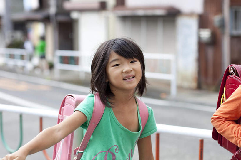 东方人,儿童,两个人,站,走,笑,微笑,露齿笑,横图,室外,白天,正面,纯洁,植物,道路,路,公路,亚洲,服装,朦胧,模糊,包,书包,分界线,停车线,交通,注视,休闲装,黄种人,树,树木,小孩,衣服,粉色,绿色,黑色,自然,背包,观察,看,站着,休闲,休闲服,可爱,童年,童趣,服饰,生长,成长,观看,车行道,车行道分界线,察看,关注,标线,童真,烂漫,无邪,车行线,天真,女孩,女人,女性,亚洲人,马路,步行,散步,站立,走路,半身,彩图,双肩包,短发,女生