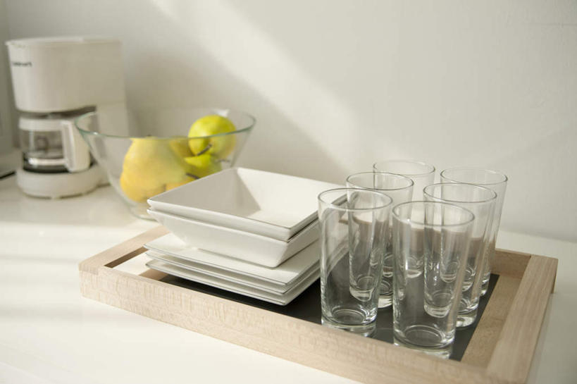 无人,客厅,横图,俯视,室内,特写,白天,梨,杯子,餐具,水果,一堆,一排,许多,堆叠,堆积,新鲜,整齐,碟子,盘,生食,食品,果实,榨汁机,玻璃制品,食物,排列,一个,盘子,水杯,水果盆,碟,四个,香梨,有机食品,绿色食品,单个,堆,起居室,队列,手动榨汁机,玻璃杯,生梨,彩图,高角度拍摄