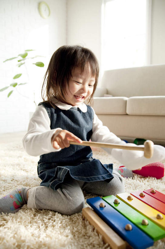 东方人,儿童,一个人,客厅,坐,竖图,室内,特写,白天,仰视,游戏,纯洁,植物,窗户,地毯,靠垫,沙发,玩具,亚洲,仅一个女性,仅一个人,阴影,朦胧,模糊,装饰,时间,编织,反射,木制,盆栽,时钟,影子,手工艺品,靠枕,乐器,盆景,织物,玩,计时,黄种人,娱乐,玻璃窗,小孩,绿色,自然,木制品,工艺品,垫子,挂钟,枕头,钟表,仅一个小孩,休闲,表,可爱,童年,童趣,益智,生长,成长,打击乐,活动,华丽,修饰,打击乐器,点缀,起居室,木琴,发泄,消遣,智力,布艺沙发,童真,烂漫,无邪,宣泄,衬托,美观,雅致,雅观,巴拉风,天真,女孩,女人,女性,亚洲人,孩子,钟,玩耍,嬉戏,坐着,彩图,低角度拍摄,全身,女生