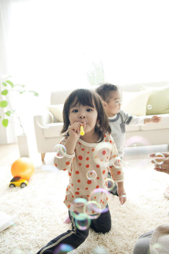 东方人,儿童,两个人,伙伴,朋友,客厅,蹲,竖图,室内,白天,正面,游戏,友谊,纯洁,植物,地毯,靠垫,沙发,玩具,亚洲,服装,装饰,编织,盆栽,手工艺品,花色,靠枕,盆景,织物,玩,注视,休闲装,黄种人,娱乐,球,小孩,衣服,绿色,自然,泡泡,工艺品,垫子,枕头,吹,观察,看,休闲,休闲服,可爱,童年,童趣,益智,伸手,服饰,生长,成长,观看,活动,华丽,修饰,点缀,察看,起居室,发泄,关注,消遣,智力,布艺沙发,童真,烂漫,无邪,宣泄,衬托,美观,雅致,雅观,天真,友情,男孩,男人,男性,女孩,女人,女性,亚洲人,蹲着,玩耍,嬉戏,彩图,全身,男生,女生