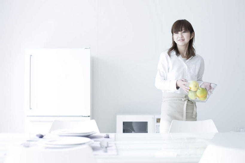 东方人,一个人,家庭主妇,横图,室内,白天,正面,餐桌,厨房,梨,餐具,椅子,亚洲,仅一个年轻女性,仅一个女性,仅一个人,服装,朦胧,模糊,叉子,电器,碟子,盘,围裙,勺子,冰箱,木椅,注视,休闲装,黄种人,冷冻,冷柜,衣服,白色,灰色,盘子,调羹,碟,冷藏柜,汤匙,观察,看,休闲,休闲服,香梨,服饰,冷藏,观看,储藏,微波炉,察看,家电,家用电器,关注,保鲜,年轻女性,女人,女性,亚洲人,生梨,主妇,半身,彩图,灶间