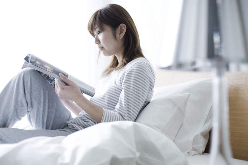 东方人,一个人,躺,横图,室内,白天,侧面,阅读,床,卧室,杂志,照明,亚洲,仅一个年轻女性,仅一个女性,仅一个人,学习,服装,朦胧,模糊,灯光,床单,注视,休闲装,黄种人,被子,灯,衣服,白色,灯具,枕头,观察,看,休闲,休闲服,读书,浏览,服饰,单人床,观看,照亮,察看,被单,照明设备,关注,床头灯,卧着,年轻女性,女人,女性,亚洲人,躺着,卧,半身,彩图,睡房,卧房