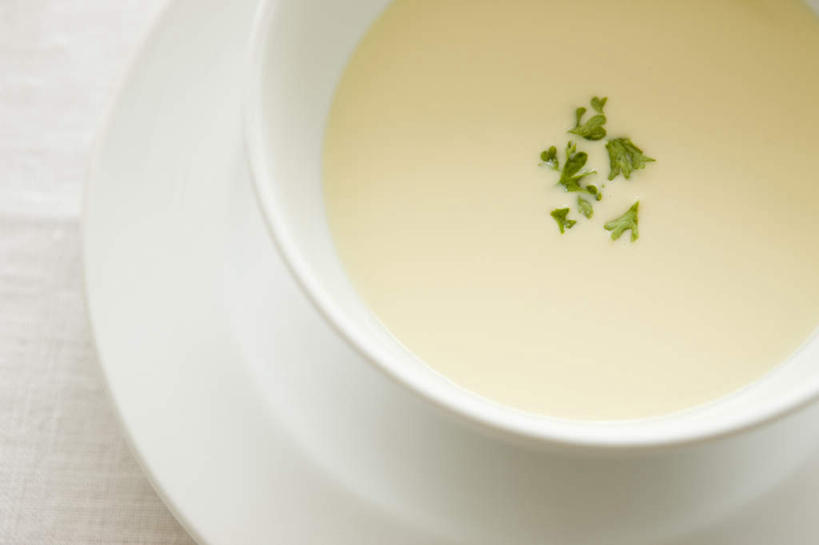 无人,客厅,横图,俯视,室内,特写,白天,烹饪,西餐,桌面,桌子,餐具,布料,瓷器,碟子,盘,浓汤,汤,料理,食品,陶瓷制品,布纹,菜肴,美食,桌布,食物,盘子,餐巾,碟,台布,碗,西式,佳肴,起居室,彩图,高角度拍摄