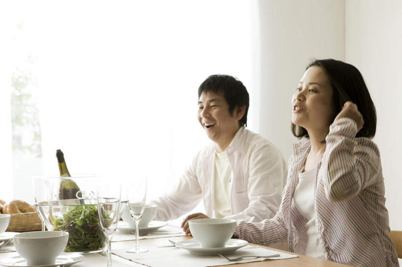 点心,葡萄酒,东方人,两个人,夫妻,客厅,横图,室内,白天,正面,爱情,奢侈,快乐,餐桌,窗户,杯子,餐具,椅子,托盘,亚洲,服装,朦胧,模糊,叉子,碟子,高脚杯,盘,木椅,墙,食品,甜点,甜品,浪漫,注视,休闲装,黄种人,玻璃窗,墙壁,墙面,玻璃制品,酒,食物,糕点,饮料,衣服,盘子,酒杯,水果盆,碟,碗,甜食,香槟,观察,看,休闲,休闲服,恩爱,诱惑,恋人,服饰,藤编,餐布,观看,察看,起居室,关注,香槟杯,气泡酒,起泡酒,汽酒,男人,男性,年轻男性,年轻女性,女人,女性,亚洲人,夫妇,情侣,玻璃杯,半身,彩图,高兴,欢笑,伴侣