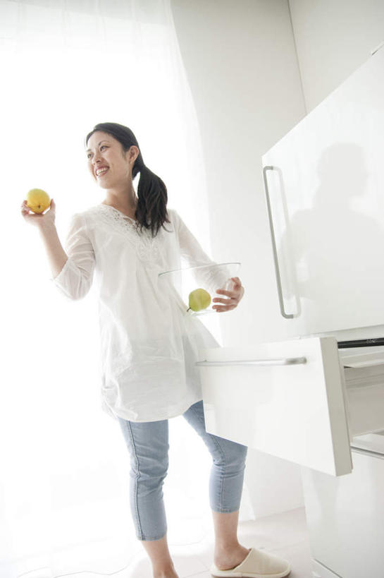 东方人,一个人,客厅,捧,笑,微笑,露齿笑,竖图,室内,白天,正面,窗户,地板,水果,亚洲,仅一个女性,仅一个人,握,阴影,服装,朦胧,模糊,新鲜,反射,影子,墙,生食,食品,果实,地面,拿,拿着,注视,休闲装,黄种人,木地板,玻璃窗,墙壁,墙面,食物,衣服,水果盆,观察,看,仅一个中年女性,休闲,休闲服,握着,服饰,有机食品,绿色食品,观看,察看,起居室,关注,女人,女性,中年女性,亚洲人,端,端着,捧着,手捧,彩图,全身