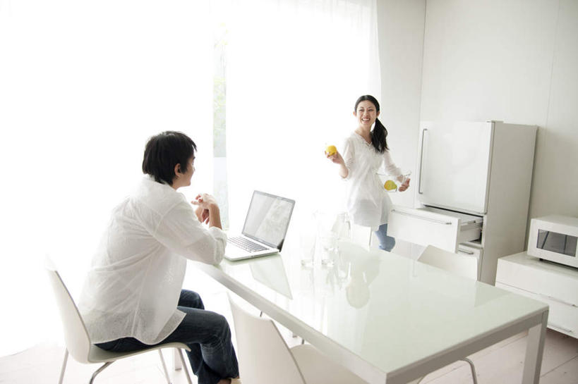 东方人,背部,两个人,夫妻,客厅,站,坐,笑,微笑,露齿笑,横图,室内,白天,正面,爱情,笔记本电脑,餐桌,窗户,地板,桌子,水果,椅子,亚洲,握,阴影,服装,朦胧,模糊,新鲜,反射,电器,影子,冰箱,木椅,墙,生食,食品,果实,地面,储物柜,浪漫,拿,拿着,注视,休闲装,黄种人,冷冻,冷柜,木地板,玻璃窗,墙壁,墙面,食物,衣服,水果盆,冷藏柜,观察,看,站着,四个,休闲,休闲服,恩爱,握着,恋人,服饰,有机食品,绿色食品,冷藏,餐台,观看,储藏,微波炉,察看,起居室,家电,家用电器,关注,保鲜,男人,男性,女人,女性,中年男性,中年女性,亚洲人,夫妇,情侣,站立,坐着,半身,彩图,伴侣