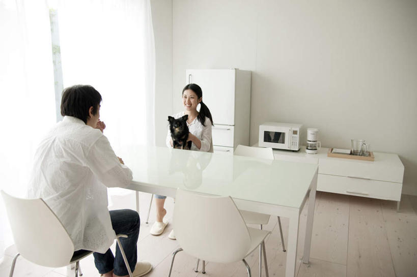 东方人,背部,两个人,夫妻,客厅,坐,抱,笑,微笑,露齿笑,横图,室内,白天,正面,爱情,笔记本电脑,餐桌,窗户,地板,桌子,宠物,狗,水果,椅子,亚洲,握,阴影,服装,朦胧,模糊,新鲜,反射,电器,影子,冰箱,木椅,墙,生食,食品,果实,地面,储物柜,浪漫,拿,拿着,注视,休闲装,黄种人,冷冻,冷柜,木地板,玻璃窗,墙壁,墙面,食物,一只,衣服,黑色,动物,水果盆,冷藏柜,观察,看,四个,休闲,休闲服,恩爱,可爱,握着,恋人,服饰,有机食品,绿色食品,冷藏,餐台,抱着,观看,储藏,微波炉,察看,起居室,家电,家用电器,搂着,关注,忠诚,保鲜,男人,男性,女人,女性,中年男性,中年女性,亚洲人,夫妇,情侣,犬,怀抱,搂,搂抱,相抱,拥抱,坐着,彩图,全身,伴侣