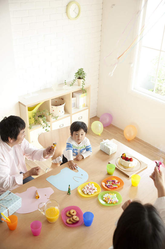 点心,东方人,儿童,三个人,家庭,夫妻,母亲,父亲,儿子,客厅,竖图,俯视,室内,白天,爱情,下午茶,纯洁,植物,餐桌,窗户,地板,草莓,浆果,蓝莓,杯子,餐具,礼盒,椅子,托盘,亚洲,朦胧,模糊,时间,碟子,工具,篮子,盘,盆栽,时钟,塑料,木椅,墙,食品,甜点,甜品,盆景,地面,储物柜,浪漫,计时,黄种人,木地板,玻璃窗,墙壁,墙面,食物,糕点,小孩,黄色,红色,蓝色,绿色,自然,盘子,塑料制品,碟,挂钟,钟表,甜食,清洁,温暖,温馨,父子,母子,三口之家,一家人,橘色,表,恩爱,父爱,可爱,母爱,童年,童趣,恋人,塑胶制品,生长,成长,塑料杯,和睦,起居室,除尘,餐垫,童真,橡胶制品,烂漫,无邪,气吹,吹尘球,吹气球,乳胶制品,吸气球,天真,男孩,男人,男性,年轻男性,年轻女性,女人,女性,亚洲人,孩子,年轻人,夫妇,情侣,钟,洋莓,水果皇后,山都柿,蓝浆果,蓝靛果,红莓,地莓,半身,彩图,高角度拍摄,伴侣,融洽,蛋糕,男生