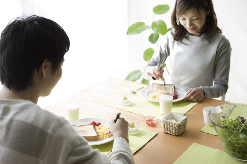 点心,面包,牛奶,东方人,两个人,夫妻,客厅,坐,横图,俯视,室内,白天,爱情,植物,窗户,蔬菜,西红柿,杯子,亚洲,握,服装,朦胧,模糊,新鲜,盆栽,墙,调料,食品,面点,盆景,饮品,炒蛋,调味品,浪漫,营养,拿,调味料,拿着,注视,休闲装,黄种人,调味盒,玻璃窗,墙壁,墙面,玻璃制品,装饰品,食物,糕点,饮料,衣服,绿色,自然,戒指,饰品,首饰,水杯,观察,看,休闲,休闲服,恩爱,握着,恋人,服饰,有机食品,绿色食品,生长,成长,观看,信物,察看,乳制品,起居室,权利,奶,关注,餐垫,安神,手饰,男人,男性,女人,女性,中年男性,中年女性,亚洲人,夫妇,情侣,玻璃杯,樱桃番茄,圣女果,番茄,坐着,半身,彩图,高角度拍摄,伴侣