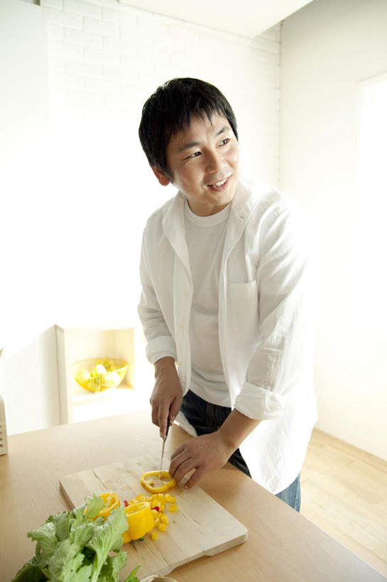 东方人,一个人,客厅,站,竖图,室内,白天,侧面,窗户,地板,蔬菜,水果,金属制品,亚洲,仅一个男性,仅一个人,仅一个中年男性,一排,许多,切开,握,服装,朦胧,模糊,新鲜,整齐,金属,工具,篮子,墙,生食,食品,果实,刀具,地面,储物柜,拿,拿着,注视,休闲装,黄种人,木地板,玻璃窗,墙壁,墙面,食物,排列,衣服,刀,观察,看,切,站着,休闲,休闲服,握着,服饰,有机食品,绿色食品,观看,堆,察看,起居室,队列,关注,菜刀,剖面,切面,切菜刀,男人,男性,中年男性,亚洲人,灯笼椒,站立,半身,彩图