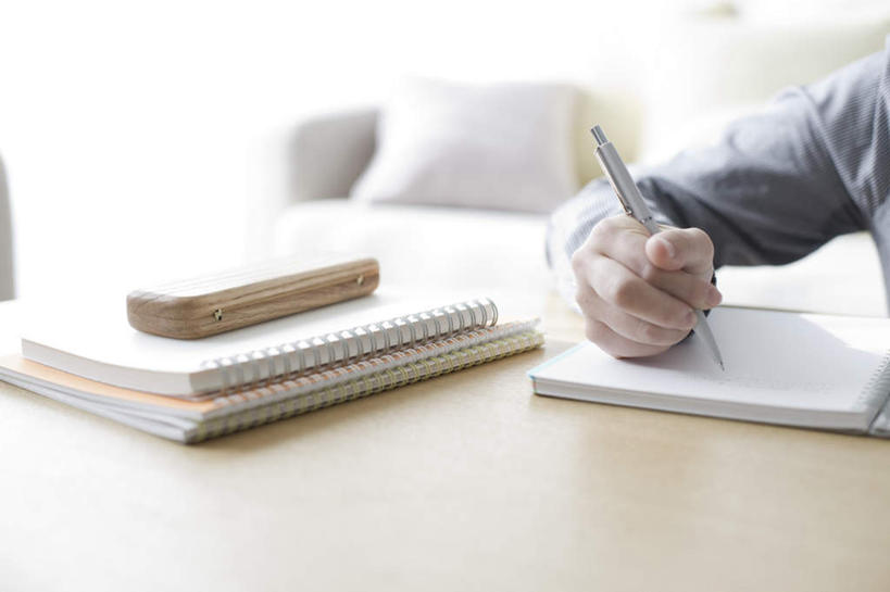 东方人,一个人,客厅,坐,横图,俯视,室内,特写,白天,靠垫,沙发,亚洲,仅一个年轻女性,仅一个女性,仅一个人,握,服装,笔,办公用品,记事本,靠枕,拿,拿着,休闲装,黄种人,文具,衣服,本子,笔记本,学习用品,垫子,枕头,休闲,休闲服,握着,服饰,文具用品,起居室,眼镜盒,布艺沙发,年轻女性,女人,女性,亚洲人,坐着,半身,彩图,高角度拍摄