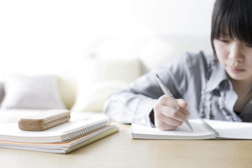 东方人,一个人,客厅,坐,横图,室内,白天,正面,靠垫,沙发,桌子,亚洲,仅一个年轻女性,仅一个女性,仅一个人,握,写,学习,阴影,服装,朦胧,模糊,反射,笔,影子,办公用品,记事本,靠枕,拿,拿着,休闲装,黄种人,书桌,文具,衣服,本子,笔记本,课桌,学习用品,垫子,枕头,休闲,休闲服,握着,服饰,文具用品,起居室,眼镜盒,布艺沙发,年轻女性,女人,女性,亚洲人,坐着,半身,彩图