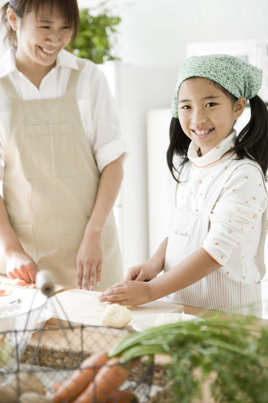 东方人,儿童,两个人,家庭,母亲,女儿,站,笑,微笑,露齿笑,竖图,室内,白天,正面,烹饪,纯洁,植物,餐桌,厨房,桌面,桌子,蔬菜,餐具,厨具,椅子,玻璃,亚洲,握,服装,朦胧,模糊,新鲜,电器,碟子,盘,盆栽,盆子,头巾,围裙,冰箱,木椅,墙,食品,案板,玻璃盆,盆景,储物柜,拿,拿着,注视,休闲装,黄种人,冷冻,冷柜,墙壁,墙面,玻璃制品,砧板,食物,小孩,衣服,蓝色,绿色,灰色,自然,盘子,瓶子,碟,搅拌器,冷藏柜,观察,搅拌,看,站着,休闲,温暖,温馨,母女,一家人,休闲服,可爱,母爱,童年,童趣,握着,服饰,有机食品,绿色食品,生长,冷藏,成长,观看,储藏,微波炉,和睦,察看,家电,家用电器,关注,微波,炊具,童真,烂漫,无邪,烹饪用具,保鲜,天真,年轻女性,女孩,女人,女性,亚洲人,孩子,年轻人,烹调用具,烹调,站立,半身,彩图,灶间,融洽,小家电,女生,料理台