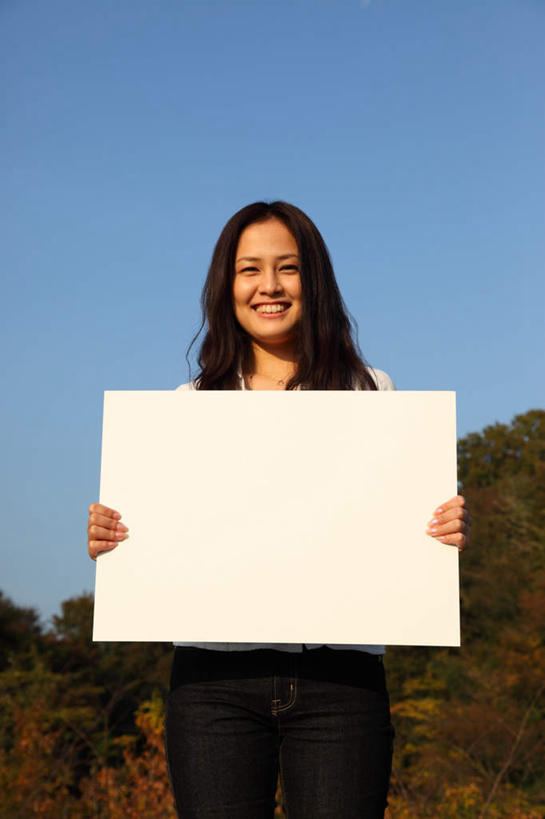 东方人,一个人,站,笑,微笑,露齿笑,竖图,室外,白天,正面,森林,树林,植物,亚洲,仅一个年轻女性,仅一个女性,仅一个人,一张,阴影,服装,光线,影子,注视,休闲装,黄种人,树,树木,衣服,蓝色,绿色,白色,蓝天,天空,阳光,自然,白板,天,观察,看,站着,休闲,休闲服,服饰,生长,成长,观看,察看,关注,记录板,记事板,年轻女性,女人,女性,亚洲人,长发,卷发,站立,半身,彩图