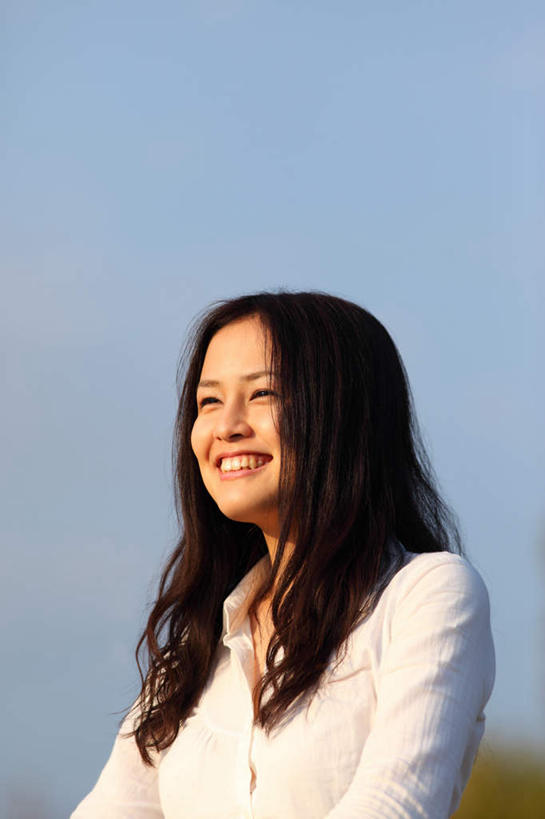 东方人,脸,头,脸颊,一个人,站,笑,微笑,露齿笑,竖图,室外,特写,白天,正面,森林,树林,植物,亚洲,仅一个年轻女性,仅一个女性,仅一个人,阴影,服装,光线,影子,注视,休闲装,黄种人,肩膀,树,树木,衣服,蓝色,绿色,白色,蓝天,天空,阳光,自然,天,观察,看,站着,休闲,休闲服,服饰,生长,成长,观看,察看,关注,年轻女性,女人,女性,亚洲人,头部,长发,卷发,脸部,脸蛋,面部,站立,半身,彩图