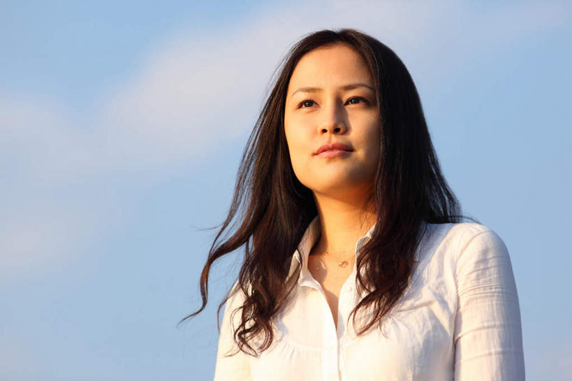 东方人,脸,头,脸颊,一个人,站,笑,微笑,露齿笑,横图,室外,特写,白天,仰视,森林,树林,植物,亚洲,仅一个年轻女性,仅一个女性,仅一个人,阴影,服装,朦胧,模糊,光线,影子,云,云朵,云彩,注视,休闲装,黄种人,肩膀,树,树木,衣服,蓝色,绿色,白色,白云,蓝天,天空,阳光,自然,天,观察,看,站着,休闲,休闲服,服饰,生长,成长,观看,察看,关注,年轻女性,女人,女性,亚洲人,头部,长发,卷发,脸部,脸蛋,面部,站立,半身,彩图,低角度拍摄