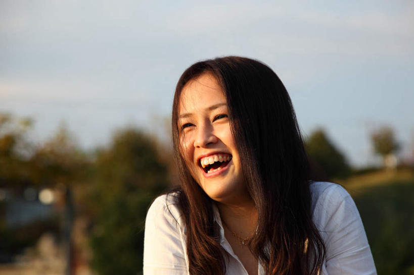 东方人,脸,头,脸颊,一个人,站,笑,微笑,露齿笑,横图,室外,特写,白天,正面,森林,树林,植物,亚洲,仅一个年轻女性,仅一个女性,仅一个人,阴影,服装,朦胧,模糊,光线,影子,云,云朵,云彩,注视,休闲装,黄种人,肩膀,树,树木,衣服,蓝色,绿色,白色,白云,蓝天,天空,阳光,自然,天,观察,看,站着,休闲,休闲服,服饰,生长,成长,观看,察看,关注,年轻女性,女人,女性,亚洲人,头部,长发,卷发,脸部,脸蛋,面部,站立,半身,彩图