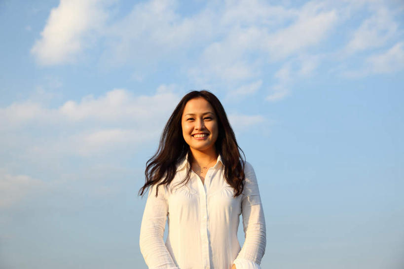 东方人,一个人,站,笑,微笑,露齿笑,横图,室外,白天,仰视,亚洲,仅一个年轻女性,仅一个女性,仅一个人,阴影,服装,光线,影子,云,云朵,云彩,注视,休闲装,黄种人,衣服,蓝色,白色,白云,蓝天,天空,阳光,天,观察,看,站着,休闲,休闲服,服饰,观看,察看,关注,年轻女性,女人,女性,亚洲人,长发,卷发,站立,半身,彩图,低角度拍摄