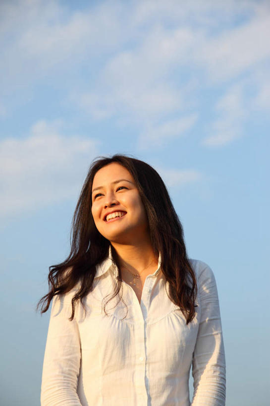 东方人,一个人,站,笑,微笑,露齿笑,竖图,室外,白天,仰视,亚洲,仅一个年轻女性,仅一个女性,仅一个人,阴影,服装,光线,影子,云,云朵,云彩,注视,休闲装,黄种人,衣服,蓝色,白色,白云,蓝天,天空,阳光,天,观察,看,站着,休闲,休闲服,服饰,观看,察看,关注,年轻女性,女人,女性,亚洲人,长发,卷发,站立,半身,彩图,低角度拍摄