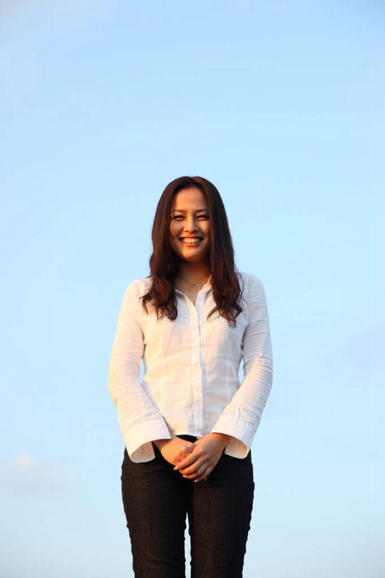 东方人,一个人,站,握手,笑,微笑,露齿笑,竖图,室外,特写,白天,仰视,亚洲,仅一个年轻女性,仅一个女性,仅一个人,阴影,服装,光线,影子,云,云朵,云彩,注视,休闲装,黄种人,衣服,蓝色,白色,白云,蓝天,天空,阳光,天,观察,看,站着,休闲,休闲服,服饰,观看,察看,关注,年轻女性,女人,女性,亚洲人,长发,卷发,搀手,拉手,手拉手,手握手,站立,半身,彩图,低角度拍摄