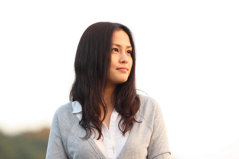 东方人,一个人,站,笑,微笑,露齿笑,横图,室外,白天,仰视,森林,亚洲,仅一个年轻女性,仅一个女性,仅一个人,阴影,服装,朦胧,模糊,光线,影子,注视,休闲装,黄种人,衣服,蓝色,白色,蓝天,天空,阳光,天,观察,看,站着,休闲,休闲服,服饰,观看,察看,关注,年轻女性,女人,女性,亚洲人,长发,卷发,站立,半身,彩图,低角度拍摄