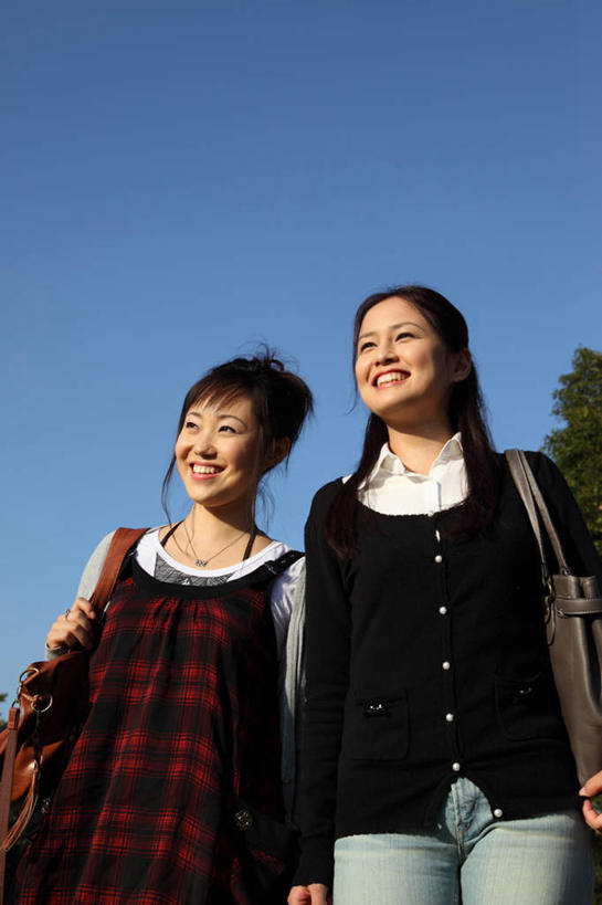 东方人,两个人,伙伴,朋友,站,抱,笑,微笑,露齿笑,竖图,室外,白天,仰视,友谊,森林,树林,植物,亚洲,一张,阴影,服装,光线,影子,注视,休闲装,黄种人,树,树木,衣服,红色,蓝色,绿色,黑色,蓝天,天空,阳光,自然,天,背着,观察,看,站着,休闲,休闲服,服饰,生长,晴朗,成长,抱着,观看,察看,搂着,关注,万里无云,友情,年轻女性,女人,女性,亚洲人,晴空,晴空万里,搂,搂抱,站立,半身,彩图,低角度拍摄