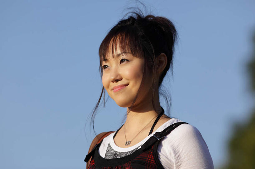 东方人,脸,头,脸颊,一个人,站,笑,微笑,露齿笑,横图,室外,特写,白天,仰视,森林,树林,植物,亚洲,仅一个年轻女性,仅一个女性,仅一个人,阴影,服装,朦胧,模糊,光线,影子,注视,休闲装,黄种人,肩膀,树,树木,衣服,蓝色,绿色,白色,蓝天,天空,阳光,自然,天,观察,看,站着,休闲,休闲服,服饰,生长,晴朗,成长,观看,察看,关注,万里无云,年轻女性,女人,女性,亚洲人,头部,长发,脸部,脸蛋,面部,晴空,晴空万里,站立,半身,彩图,低角度拍摄