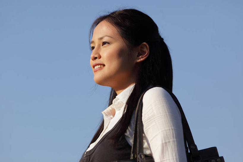 东方人,脸,头,脸颊,一个人,站,笑,微笑,露齿笑,横图,室外,特写,白天,仰视,森林,树林,植物,亚洲,仅一个年轻女性,仅一个女性,仅一个人,阴影,服装,朦胧,模糊,光线,包,皮包,影子,注视,休闲装,黄种人,肩膀,树,树木,衣服,蓝色,绿色,白色,黑色,蓝天,天空,阳光,自然,天,观察,看,站着,休闲,休闲服,服饰,生长,晴朗,成长,观看,单肩包,察看,关注,万里无云,年轻女性,女人,女性,亚洲人,头部,长发,脸部,脸蛋,面部,晴空,晴空万里,站立,半身,彩图,低角度拍摄