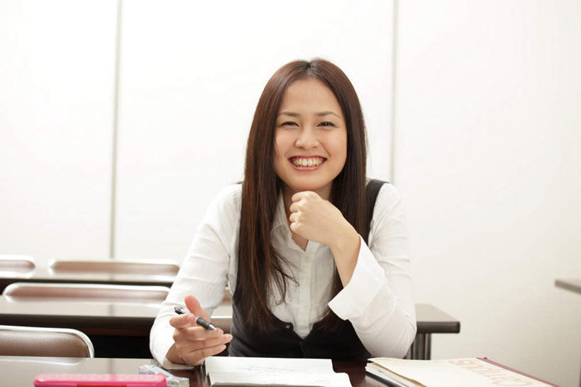 东方人,头发,一个人,学校,坐,横图,室内,白天,仰视,窗户,桌子,椅子,亚洲,仅一个年轻女性,仅一个女性,仅一个人,握,服装,朦胧,模糊,笔,木椅,粉红色,办公用品,记事本,拿,拿着,注视,休闲装,黄种人,书桌,校园,玻璃窗,文具,衣服,白纸,本子,笔记本,课桌,学习用品,观察,看,握拳,休闲,教室,休闲服,握着,服饰,观看,文具用品,察看,关注,笔盒,年轻女性,女人,女性,亚洲人,长发,坐着,半身,彩图,低角度拍摄