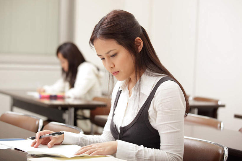 东方人,头发,两个人,伙伴,朋友,学校,坐,横图,室内,白天,正面,友谊,窗户,桌子,椅子,亚洲,握,服装,朦胧,模糊,笔,木椅,办公用品,记事本,拿,拿着,注视,休闲装,黄种人,书桌,校园,玻璃窗,文具,衣服,白纸,本子,笔记本,课桌,学习用品,观察,看,休闲,教室,同学,休闲服,握着,服饰,观看,文具用品,察看,校友,关注,笔盒,同窗,学友,友情,年轻女性,女人,女性,亚洲人,长发,坐着,半身,彩图