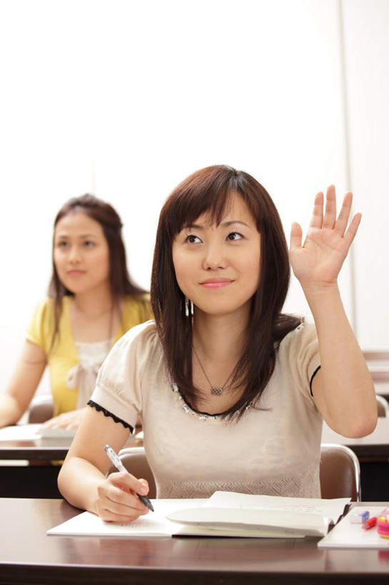 东方人,头发,两个人,伙伴,朋友,学校,坐,竖图,室内,白天,正面,友谊,亚洲,握,学习,服装,笔,办公用品,记事本,拿,拿着,注视,休闲装,黄种人,校园,文具,衣服,白纸,本子,笔记本,学习用品,观察,看,休闲,教室,同学,休闲服,握着,服饰,观看,文具用品,察看,知识,课堂,校友,关注,同窗,学友,友情,年轻女性,女人,女性,亚洲人,长发,举手,坐着,半身,彩图