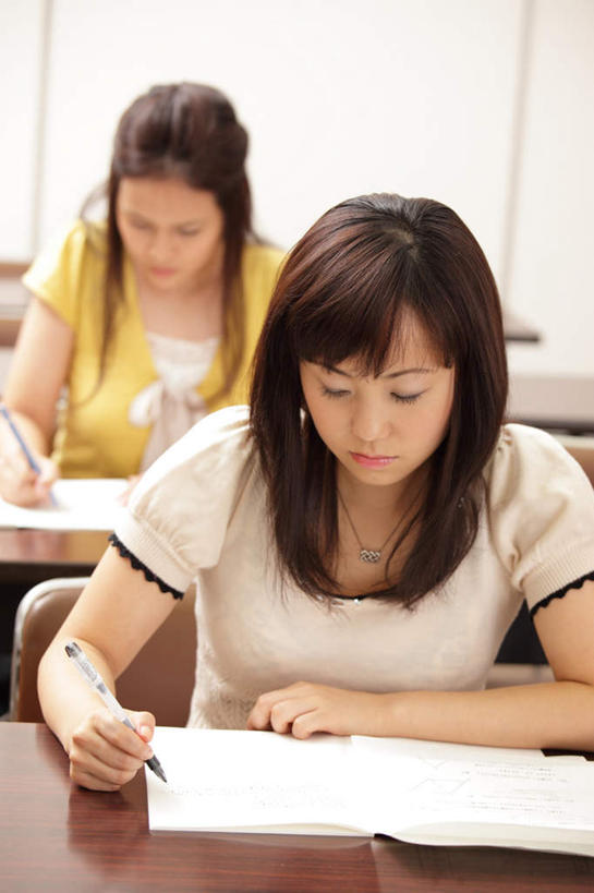 东方人,头发,两个人,伙伴,朋友,学校,坐,竖图,室内,白天,正面,友谊,窗户,亚洲,握,学习,服装,朦胧,模糊,笔,办公用品,记事本,拿,拿着,注视,休闲装,黄种人,校园,玻璃窗,文具,衣服,黄色,白色,白纸,本子,笔记本,学习用品,低头,观察,看,休闲,教室,同学,短袖,休闲服,握着,服饰,观看,文具用品,察看,知识,课堂,校友,关注,同窗,学友,友情,年轻女性,女人,女性,亚洲人,长发,坐着,半身,彩图