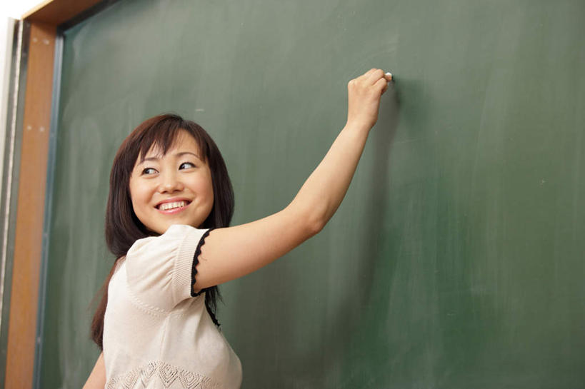 东方人,头发,一个人,学校,站,举,横图,室内,白天,侧面,亚洲,仅一个年轻女性,仅一个女性,仅一个人,握,写,学习,服装,拿,拿着,扭头,注视,休闲装,黄种人,校园,衣服,白色,粉笔,黑板,观察,看,托,站着,转头,休闲,教室,休闲服,握着,服饰,观看,察看,知识,课堂,关注,年轻女性,女人,女性,亚洲人,长发,举起,举手,举着,向上举,向上伸,向上托,站立,半身,彩图