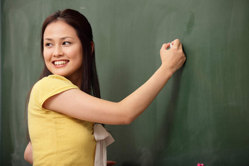 东方人,头发,一个人,学校,站,举,横图,室内,白天,侧面,亚洲,仅一个年轻女性,仅一个女性,仅一个人,握,学习,服装,拿,拿着,扭头,注视,休闲装,黄种人,校园,衣服,黄色,粉笔,黑板,观察,看,托,站着,转头,休闲,教室,休闲服,握着,服饰,观看,察看,知识,课堂,关注,年轻女性,女人,女性,亚洲人,长发,举起,举手,举着,向上举,向上伸,向上托,站立,半身,彩图