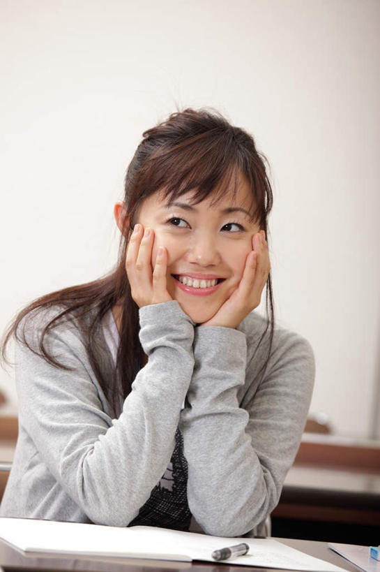 东方人,头发,一个人,学校,坐,竖图,室内,特写,白天,正面,桌子,椅子,亚洲,仅一个年轻女性,仅一个女性,仅一个人,撑,握,学习,服装,木椅,墙,记事本,拿,拿着,托腮,注视,休闲装,黄种人,书桌,校园,墙壁,墙面,衣服,本子,笔记本,课桌,观察,看,托,休闲,教室,休闲服,握着,服饰,观看,察看,知识,课堂,关注,托下巴,年轻女性,女人,女性,亚洲人,长发,坐着,半身,彩图