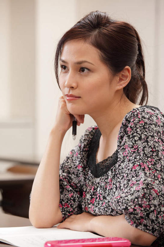 东方人,头发,一个人,学校,坐,竖图,室内,白天,正面,窗户,亚洲,仅一个年轻女性,仅一个女性,仅一个人,撑,握,学习,服装,朦胧,模糊,笔,墙,办公用品,记事本,拿,拿着,托腮,注视,休闲装,黄种人,校园,玻璃窗,墙壁,墙面,文具,衣服,白纸,本子,笔记本,学习用品,观察,看,托,休闲,教室,休闲服,握着,服饰,观看,文具用品,察看,知识,课堂,关注,托下巴,笔盒,年轻女性,女人,女性,亚洲人,长发,坐着,半身,彩图