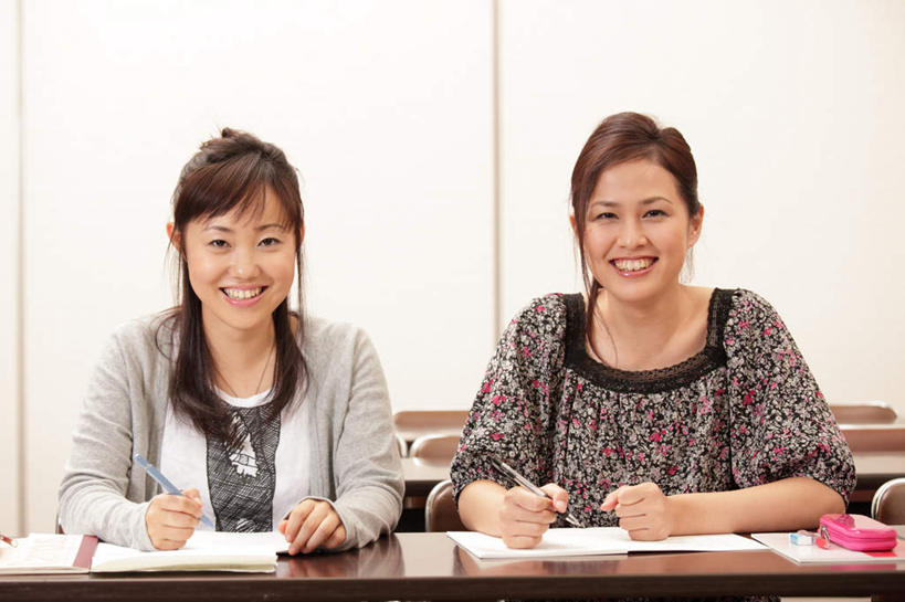 东方人,头发,两个人,伙伴,朋友,学校,坐,横图,室内,白天,正面,友谊,窗户,桌子,椅子,亚洲,握,学习,服装,朦胧,模糊,笔,木椅,办公用品,记事本,拿,拿着,注视,休闲装,黄种人,书桌,校园,玻璃窗,文具,衣服,白纸,本子,笔记本,课桌,学习用品,观察,看,休闲,教室,同学,休闲服,握着,服饰,观看,文具用品,察看,知识,课堂,校友,关注,笔盒,同窗,学友,友情,年轻女性,女人,女性,亚洲人,长发,坐着,半身,彩图