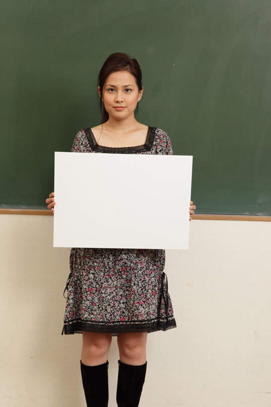 东方人,头发,一个人,学校,坐,捧,竖图,室内,白天,正面,亚洲,仅一个年轻女性,仅一个女性,仅一个人,握,学习,服装,拿,拿着,注视,休闲装,黄种人,校园,衣服,白板,黑板,观察,看,休闲,教室,休闲服,握着,服饰,观看,察看,知识,课堂,关注,记录板,记事板,年轻女性,女人,女性,亚洲人,长发,端,端着,捧着,手捧,坐着,半身,彩图