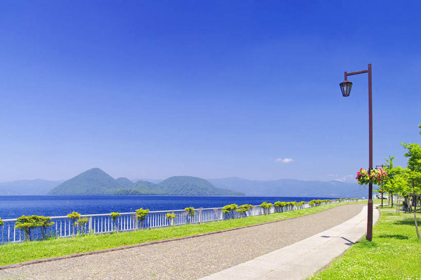 无人,公园,栏杆,横图,室外,白天,正面,旅游,度假,草地,草坪,湖,湖泊,美景,森林,树林,水,植物,道路,路,照明,北海道,日本,亚洲,许多,盛开,栅栏,湖面,景观,篱笆,水流,水面,围栏,小路,灯光,交通,花蕾,娱乐,护栏,灯,花,花瓣,花朵,鲜花,树,树木,蓝色,绿色,蓝天,天空,自然,灯具,落地灯,湖水,天,花苞,花蕊,享受,休闲,景色,放松,乡间小路,生长,晴朗,成长,照亮,国家公园,照明设备,自然风光,东亚,万里无云,日本国,北海道地方,北海道岛,支笏湖国家公园,晴空,晴空万里,彩图