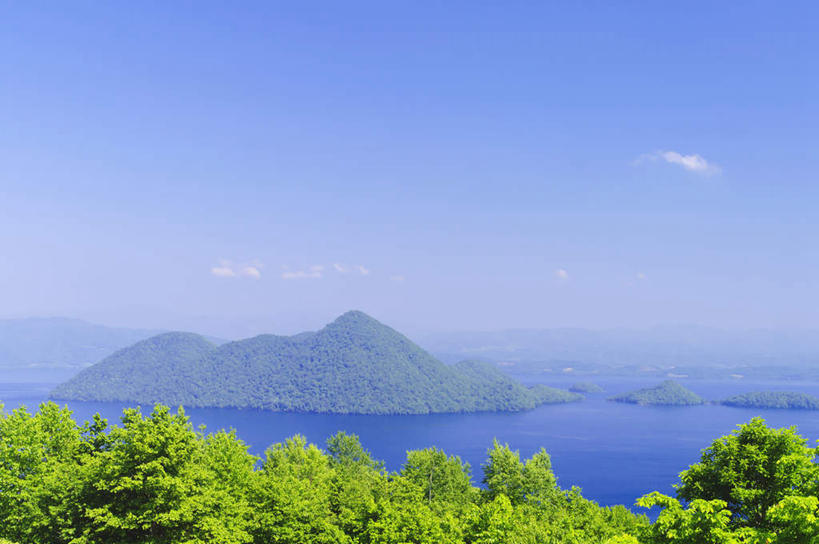 无人,公园,横图,室外,白天,正面,旅游,度假,湖,湖泊,美景,森林,树林,水,植物,北海道,日本,亚洲,朦胧,模糊,湖面,景观,水流,水面,云,云朵,云彩,娱乐,树,树木,蓝色,绿色,白云,蓝天,天空,自然,湖水,天,享受,休闲,景色,放松,生长,晴朗,成长,国家公园,自然风光,东亚,日本国,北海道地方,北海道岛,支笏湖国家公园,晴空,彩图