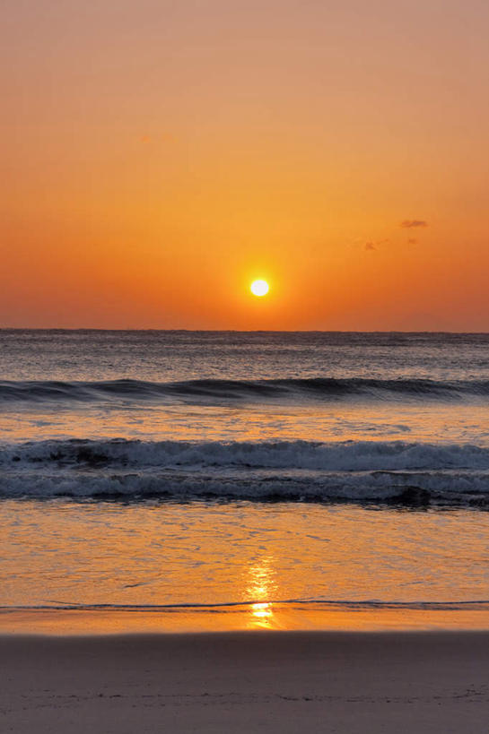 无人,竖图,室外,白天,正面,旅游,度假,海浪,海洋,美景,日落,沙滩,静冈县,日本,亚洲,沙子,海岸,景观,浪花,水平线,晚霞,霞光,云,云朵,辽阔,海平线,沙地,云彩,娱乐,蓝色,白云,蓝天,天空,自然,海水,黄昏,天,享受,休闲,广阔,景色,彩霞,放松,晴朗,一望无际,自然风光,海景,东亚,本州,本州岛,日本国,中部地方,静冈,无边无际,一马平川,伊豆半岛,南伊豆町,大海,风浪,海,海水的波动,海滩,近岸浪,涌浪,晴空,夕阳,彩图,水天相接,水天一线