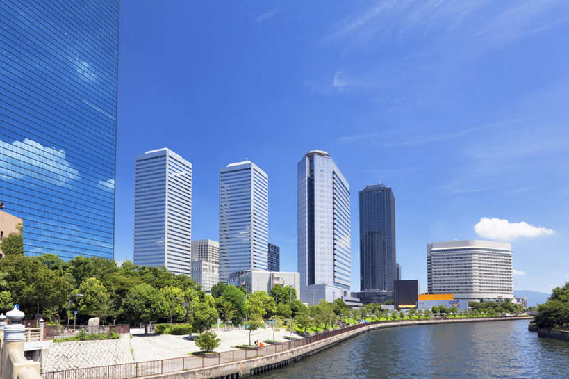 无人,高楼大厦,栏杆,横图,室外,白天,仰视,度假,河流,美景,树林,水,天际线,植物,城市风光,城市,大厦,建筑,摩天大楼,日本,亚洲,许多,阴影,波纹,反射,影子,栅栏,河水,景观,篱笆,水流,云,云朵,围栏,涟漪,云彩,娱乐,建设,护栏,树,树木,蓝色,绿色,白云,倒影,蓝天,水纹,天空,自然,波浪,天,享受,休闲,景色,放松,大阪,生长,晴朗,成长,倒映,东亚,本州,大阪府,本州岛,日本国,近畿地方,近畿,水晕,反照,晴空,彩图,低角度拍摄,大楼,高层建筑,高楼,摩天楼