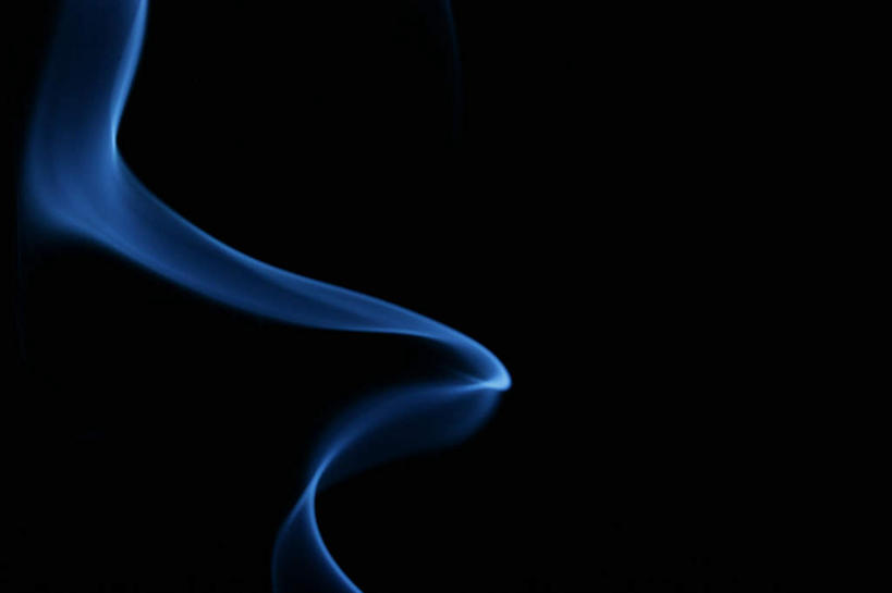 无人,横图,室内,特写,白天,正面,一条,黑色背景,弯曲,飘扬,透明,光线,光泽,烟雾,光芒,飞舞,蓝色,烟,摄影,影棚,飘逸,杂乱,光辉,理智,沉静,毫光,冷色,高深,冷淡,彩图,影棚拍摄,拍摄