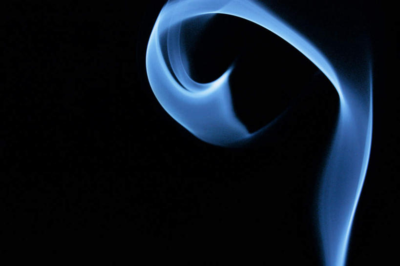 无人,横图,室内,特写,白天,正面,一条,黑色背景,弯曲,飘扬,透明,光线,光泽,烟雾,光芒,飞舞,蓝色,烟,摄影,影棚,飘逸,杂乱,光辉,理智,沉静,毫光,冷色,高深,冷淡,彩图,影棚拍摄,拍摄