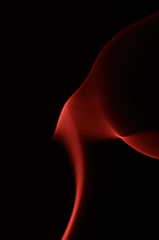 无人,竖图,室内,特写,白天,正面,兴奋,热情,一条,黑色背景,弯曲,飘扬,光线,光泽,烟雾,光芒,开放,飞舞,红色,健康,温暖,烟,奔放,活力,积极,激情,摄影,朝气,影棚,飘逸,暖色,杂乱,吉祥,生命,光辉,饱满,革命,热烈,毫光,赤色,充实,斗志,喜气,主动,彩图,影棚拍摄,欢乐,拍摄