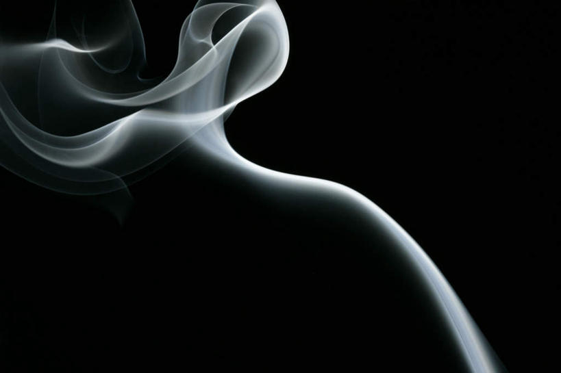 无人,横图,室内,特写,白天,正面,一条,黑色背景,弯曲,飘扬,光线,光泽,烟雾,光芒,飞舞,白色,烟,摄影,影棚,飘逸,杂乱,卫生,光辉,纯真,洁净,光明,毫光,恬静,中间色,朴素,清白,彩图,影棚拍摄,拍摄