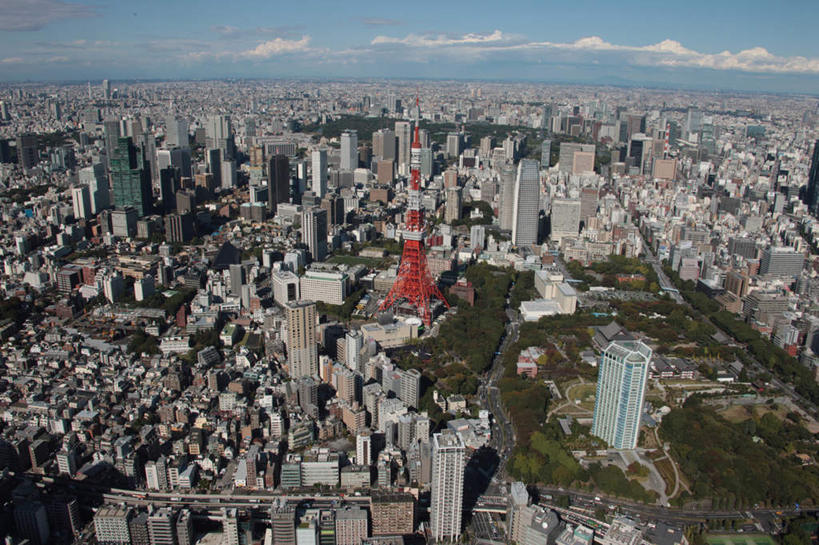 无人,学校,教学楼,操场,高楼大厦,横图,全景,俯视,航拍,室外,白天,度假,美景,树林,天际线,植物,城市风光,城市,大厦,道路,建筑,路,摩天大楼,公路,汽车,东京,日本,亚洲,一座,阴影,光线,影子,景观,水平线,云,云朵,建筑群,跑道,交通,海平线,东京铁塔,云彩,娱乐,建设,校园,车,树,树木,红色,蓝色,绿色,白云,蓝天,天空,阳光,自然,交通工具,轿车,天,享受,休闲,教室,景色,放松,生长,晴朗,成长,东京塔,鸟瞰,载具,东亚,本州,关东地方,本州岛,日本国,东京都,日本电波塔,晴空,马路,彩图,高角度拍摄,大楼,高层建筑,高楼,教学大楼,摩天楼