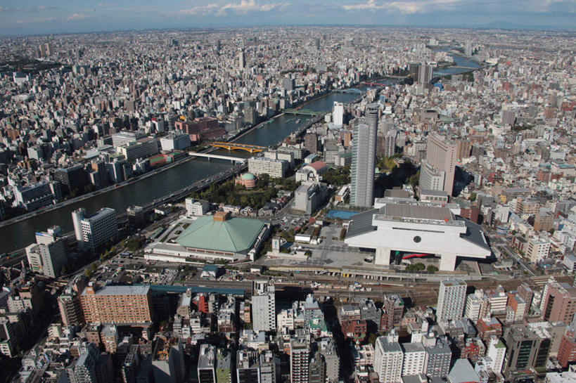 无人,高楼大厦,横图,全景,俯视,航拍,室外,白天,度假,河流,美景,水,天际线,植物,城市风光,城市,大桥,大厦,道路,建筑,立交桥,路,轮船,摩天大楼,桥梁,公路,船,汽车,东京,日本,亚洲,阴影,光线,影子,河水,景观,水流,云,云朵,高架,建筑群,斜拉桥,桥,交通,云彩,娱乐,建设,车,树,树木,蓝色,绿色,白云,蓝天,天空,阳光,自然,交通工具,轿车,天,享受,休闲,景色,放松,生长,晴朗,成长,鸟瞰,载具,东亚,本州,关东地方,本州岛,日本国,东京都,相扑馆,墨田区,晴空,马路,彩图,高角度拍摄,大楼,高层建筑,高楼,摩天楼