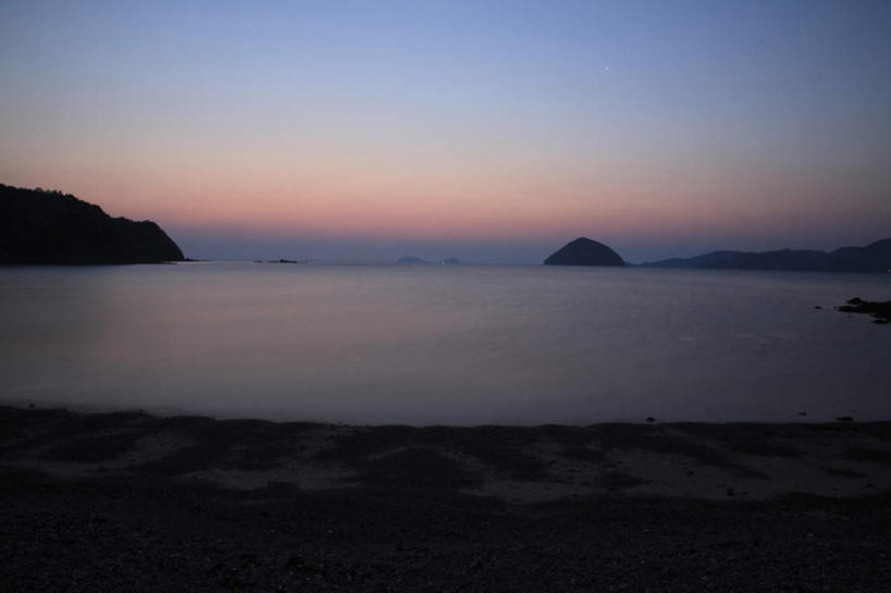 无人,横图,室外,白天,正面,旅游,度假,日出,海浪,海洋,美景,沙滩,山,山脉,太阳,大分县,日本,亚洲,阴影,光线,沙子,影子,海岸,景观,浪花,山峰,水平线,辽阔,朝霞,晨曦,海平线,黎明,沙地,山峦,娱乐,蓝色,蓝天,天空,阳光,自然,海水,群山,天,享受,休闲,广阔,景色,放松,晴朗,一望无际,自然风光,海景,东亚,万里无云,日本国,九州本岛,九州,九州岛,九州地方,大分,无边无际,一马平川,大海,风浪,海,海水的波动,海滩,近岸浪,涌浪,朝阳,晴空,晴空万里,彩图,破晓,水天相接,水天一线